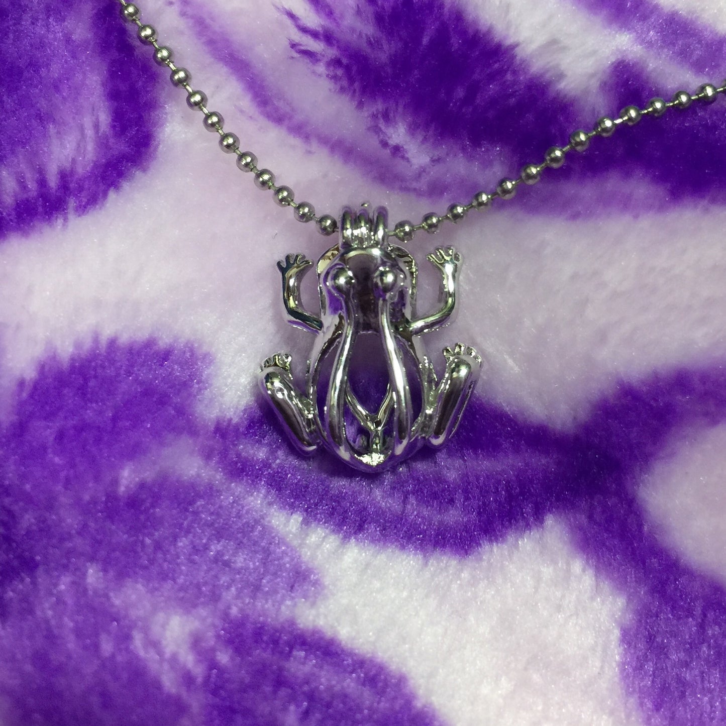 Frog Single-Pearl Cage Pendant (Silver Plated)