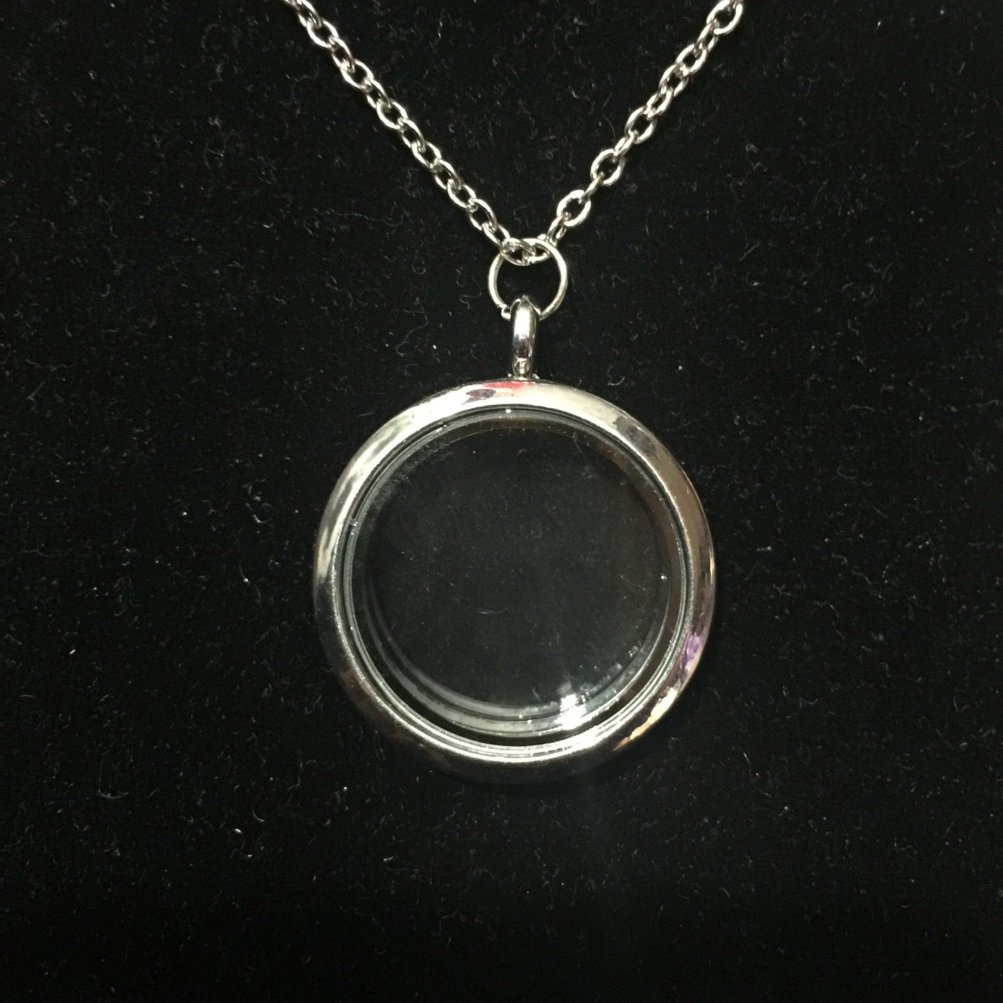 Floating Locket w/Magnetic Closure