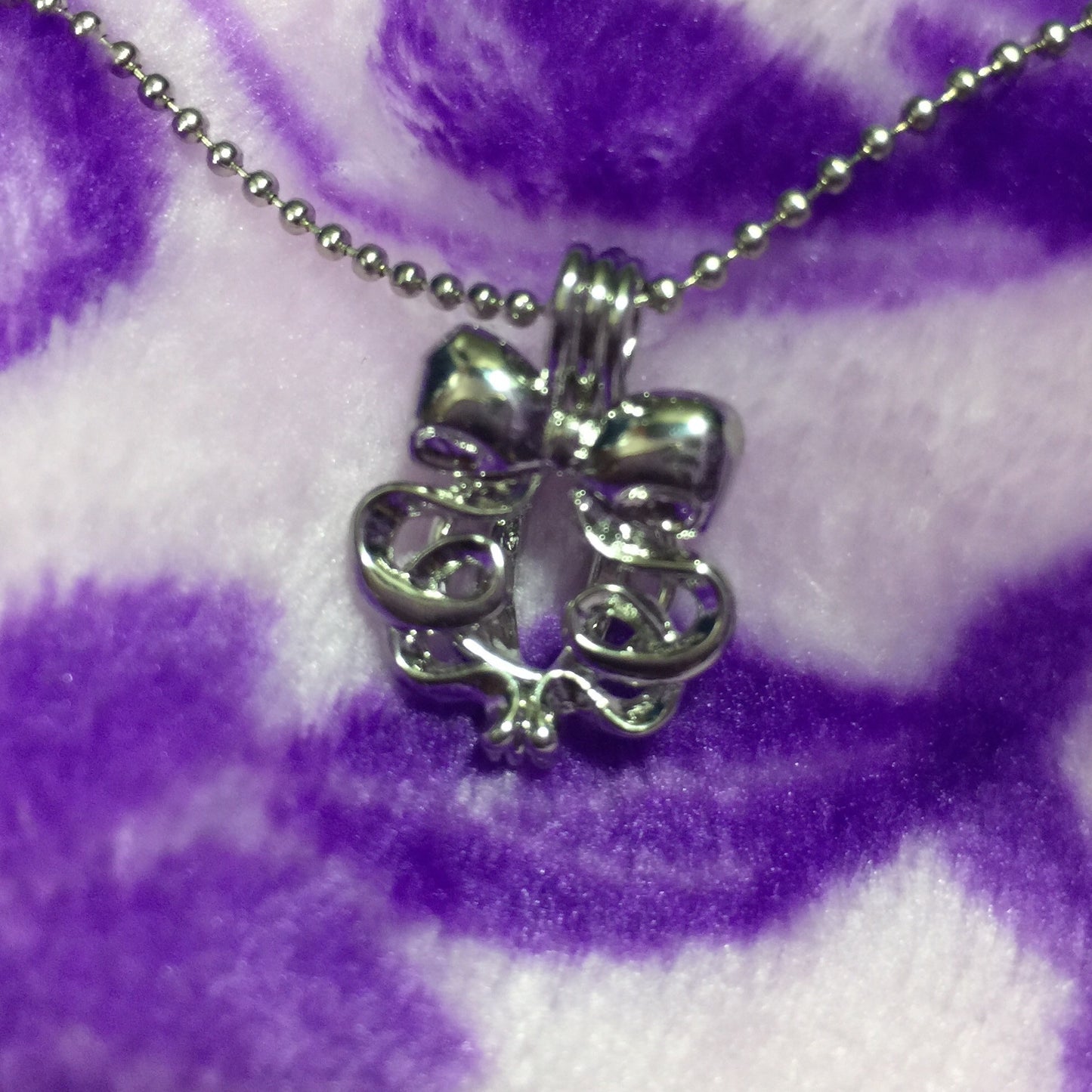 Wreath Ribbon Single-Pearl Cage Pendant (Silver Plated)