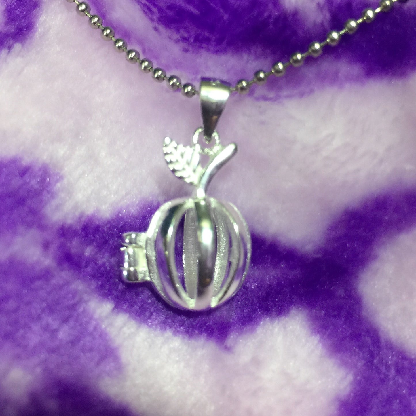 Apple Single-Pearl Cage Pendant (Sterling silver)